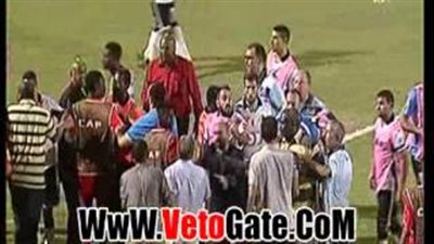 بالفيديو.. اشتباكات بين لاعبى وفاق سطيف والمريخ مع حكم المباراة