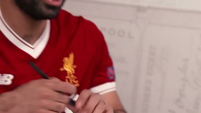 محمد صلاح يرسم نفسه.. و«يويفا» معلقًا: «فنان حقيقي» (فيديو)