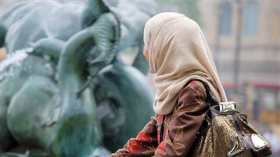 استقالة رئيسة جمعية محلية في بريطانيا بعد إساءتها لـ«حجاب» جونسون