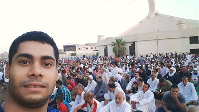 بطل الأولمبياد في رفع الأثقال يؤدي صلاة العيد مع أسرته بالفيوم