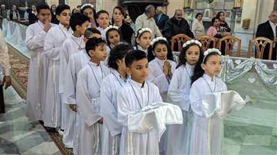 مطران كاثوليك الإسماعيلية يرأس احتفالية مناولة ١٤ طفلا