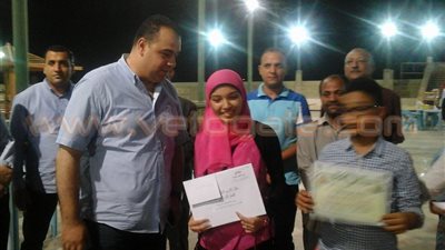 بالصور.. محافظ الفيوم يكرم أوائل الشهادات العامة من أبناء نادي «قارون»
