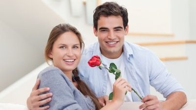 5 أوقات يحتاج فيها الزوج لحنان زوجته