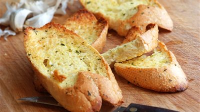 طريقة عمل خبز الثوم بـ«الموتزاريلا» من مطبخ الشيف راشيل