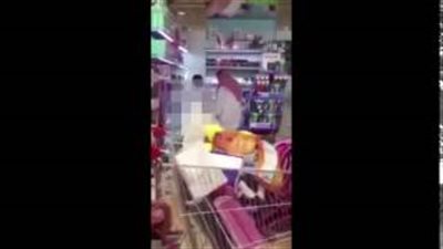 بالفيديو.. لحظة تحرش رجل بطفل في سوبر ماركت بالسعودية