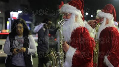 أسعار أشجار وهدايا الكريسماس وملابس بابا نويل