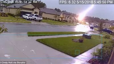 لحظة ضرب برق لمنزل أمريكي (فيديو وصور)