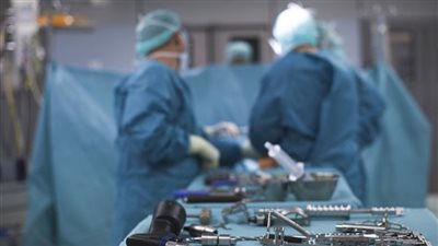 وصول المتهمين بتجارة الأعضاء البشرية لنظر أولى جلسات محاكمتهم