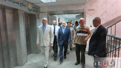 بالصور.. محافظ أسوان ومدير الأمن يزوران طفلا صدمته سيارة شرطة