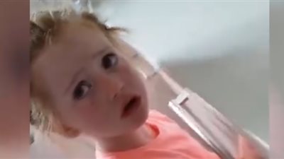 رد فعل طفلة على عدم ذهابها للزفاف الملكي (فيديو)