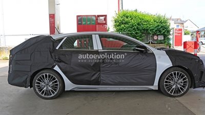 كيا تختبر سيارتها سييد فاستباك في محطة الوقود (صور)