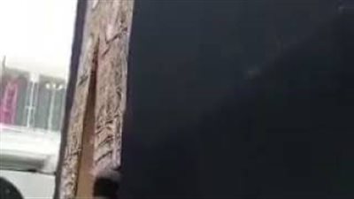 شاهد ماذا فعل أمن الحرم مع رجل مبتور القدم حاول تقبيل الكعبة (فيديو)