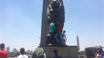 بالفيديو.. أطفال يتسلقون أسدي قصر النيل في أول أيام العيد