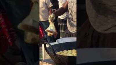 باعة يعدون الطعام بشكل مقزز يثير غضب السعوديين (فيديو)