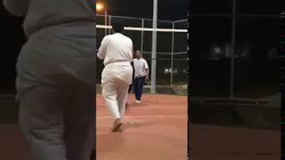 فتاة تلعب كرة الطائرة مع شباب تثير جدلا في السعودية (فيديو)