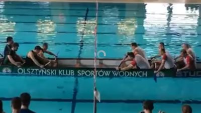 أشخاص يتنافسون في التجديف على متن قارب واحد (فيديو)