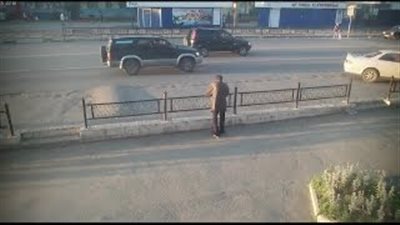 بالفيديو.. شاهد ماذا فعل سائق بعد دهسه لامرأة وطفلها بسيارته