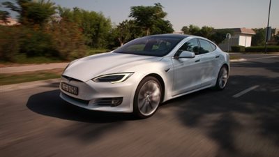 بي إم دبليو تقود تيسلا لإنتاج السيارات الكهربائية