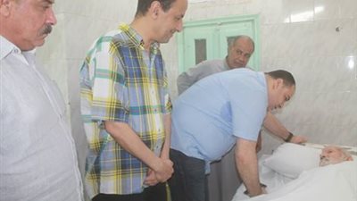 محافظ الفيوم يزور مصابي التسمم الغذائي في فرح شعبي