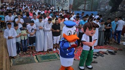 بالفيديو.. مخالفات صلاة عيد الفطر.. إمام مسجد عمرو بن العاص ينسى قراءة الفاتحة.. والأوقاف: «جل من لا يسهو».. شخصيات كرتونية تتقدم الصفوف في دمياط.. وطفل يرتدي علم قطر في المنوفية