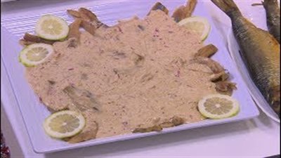 بالفيديو.. طريقة إعداد الرنجة بالبصل والطحينة