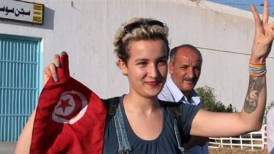 السلطات الفرنسية تحتجز ناشطة تونسية لاعتدائها على محجبة