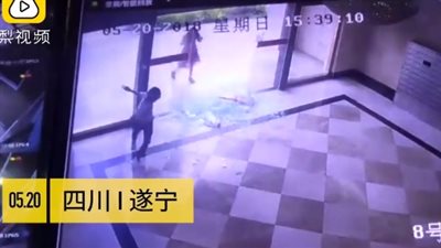 لحظة انفجار باب زجاجي في وجه فتاة (فيديو)