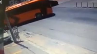 لحظة دهس امرأة وحفيدتها وسحلهما أثناء عبور الطريق (فيديو)