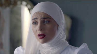 مى عز الدين أيقونة أناقة بالحجاب في «رسايل» (صور)