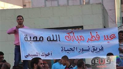 الوحدة الوطنية في أفضل صورها.. وفود مسيحية بمختلف المحافظات لتقديم التهنئة بالعيد.. «الله محبة» أبرز لافتات الأقباط في سوهاج.. والأنبا باخوم يوزع الحلوى والعيدية على الأيتام