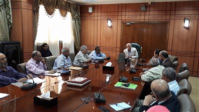 محافظ بورسعيد يستعرض نتائج حصر مساحة ١٩ ألف فدان بسهل الطينة