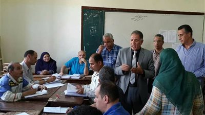 وكيل «تعليم دمياط» يتابع تصحيح امتحانات الشهادة الإعدادية (صور)