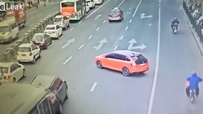 رعونة سائق تتسبب في حادث غريب لحافلة (فيديو)