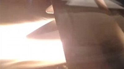 بالفيديو والصور.. لحظة اشتعال النيران في محرك طائرة تحمل 133 راكبا