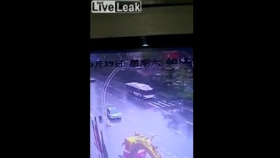 سيارة مسرعة تكسر الإشارة وتطيح برجل أثناء عبور الطريق (فيديو)