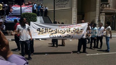 بالفيديووالصور..عمال النقل العام ينضمون لعاملي الضرائب أمام «الصحفيين»