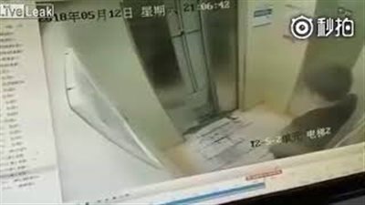 تصرفات صبيانية من شاب تتسبب في تعطل مصعد (فيديو)