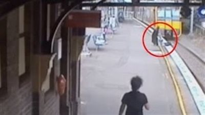 بالفيديو.. امرأة محجبة تنقذ فتاة من الدهس تحت عجلات قطار بأستراليا