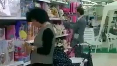 بالفيديو.. أندل رجل في العالم يبتكر أحدث طرق السرقة !