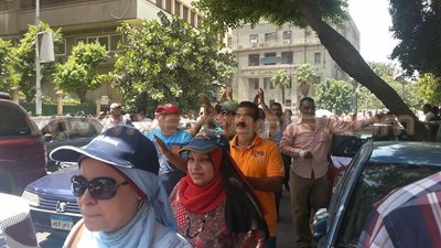بالفيديووالصور.. المتظاهرون أمام «الصحفيين» يطالبون برحيل وزير المالية