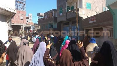 وقفة احتجاجية نسائية أمام منزل أحد قيادات الإرهابية بدمياط
