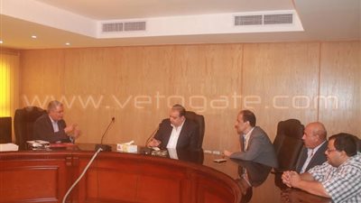 بالصور.. محافظ الفيوم يجتمع برئيس «القابضة لمياه الشرب»