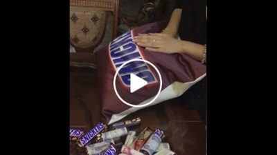 بالفيديو.. عيدية فتاة داخل وسادة تثير ضجة عبر فيس بوك