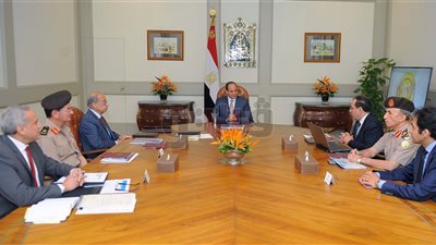 السيسي يتابع إستراتيجية تطوير وزارة البترول.. يكلف بتنفيذ مشروعات بالسويس وأسوان.. ويؤكد أهمية تأمين احتياجات السوق المحلي وتوفير الموارد المالية للدولة