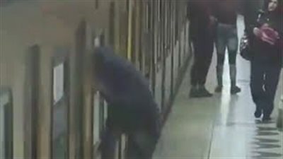 بالفيديو والصور.. أحدث طرق سرقة ركاب المترو بإسبانيا