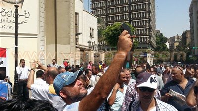 بالصور.. متظاهرو الضرائب أمام «الصحفيين» يلتقطون «سيلفي»