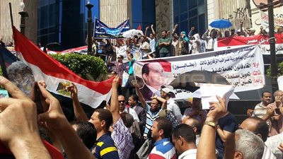 بالصور.. «الشمسيات» وسيلة المتظاهرين أمام «الصحفيين» للهروب من الحر