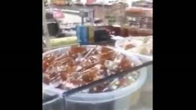بالفيديو.. لحظة عثور سعودي على «دودة» داخل حلوى محل شهير