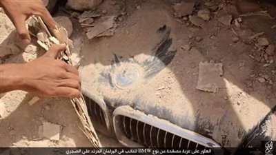 بالصور.. لحظة اكتشاف «داعش» سيارات مصفحة مدفونة تحت الأرض