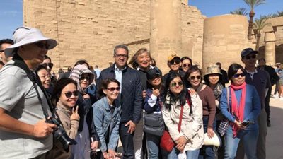 السياح يسألون وزير الآثار عن سبب تغيير واجهة معبد الأقصر وموعد افتتاح المتحف الكبير